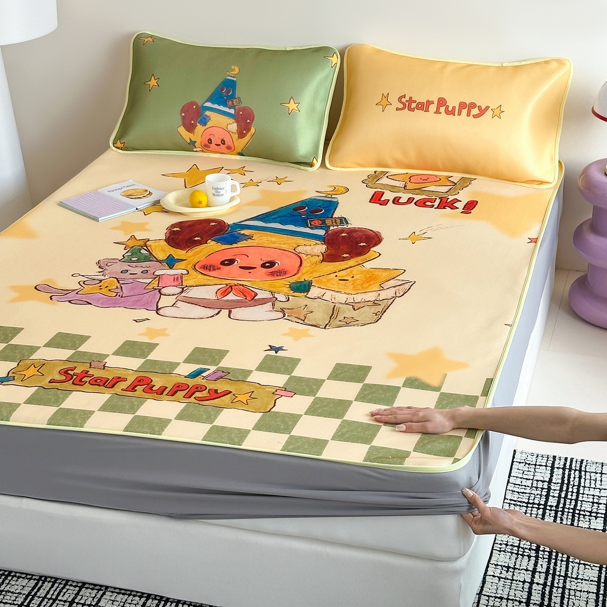 91家纺网 家纺一手货源 找家纺 桃子家居 2026新款A类ins博主卡通数码印花高级品质撞色中分子1200D冰感丝凉感席冰丝三件套平铺床笠系列 冰感席混搭-魔法世界