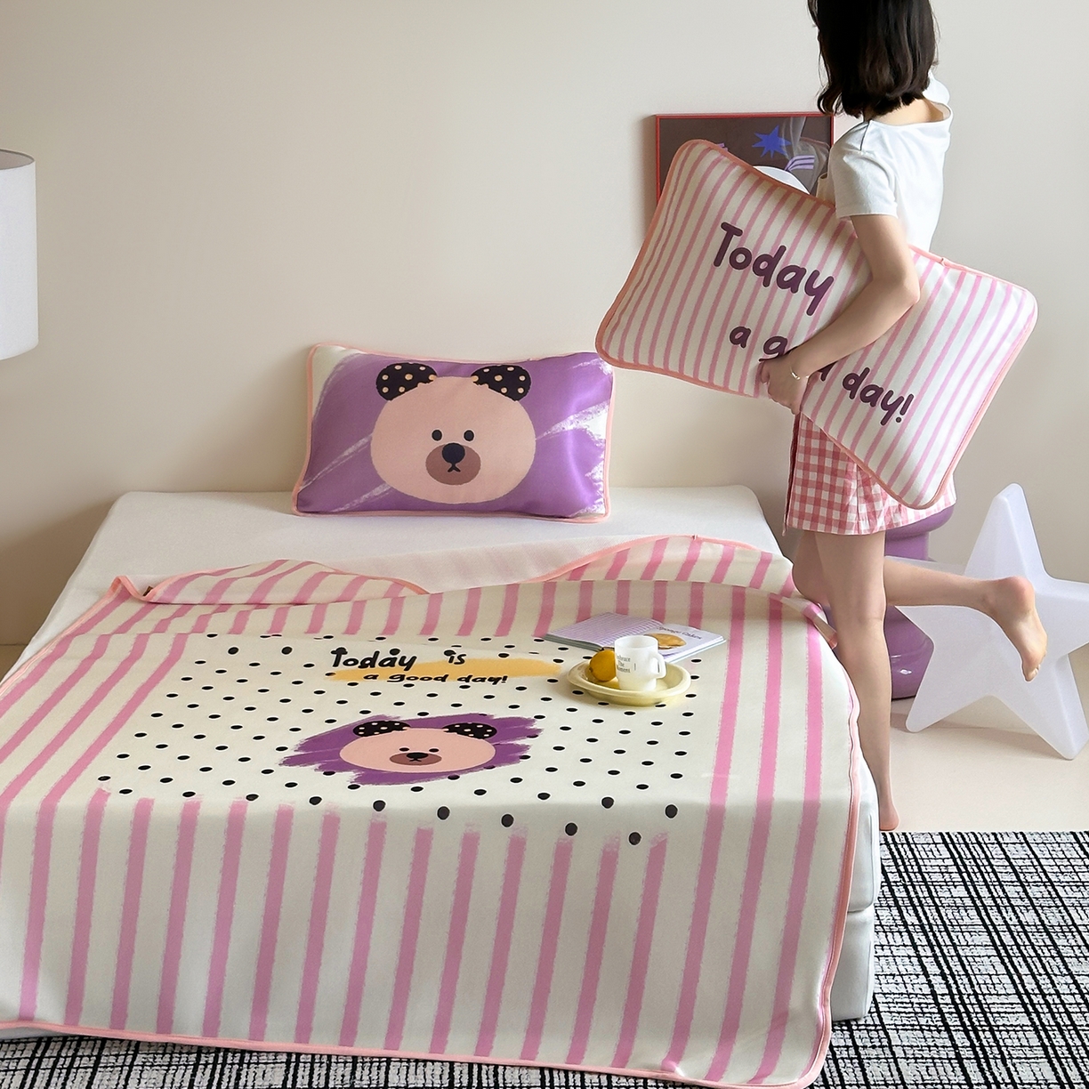 91家纺网 家纺一手货源 找家纺 桃子家居 2026新款A类ins博主卡通数码印花高级品质撞色中分子1200D冰感丝凉感席冰丝三件套平铺床笠系列 冰感席混搭-元气小熊