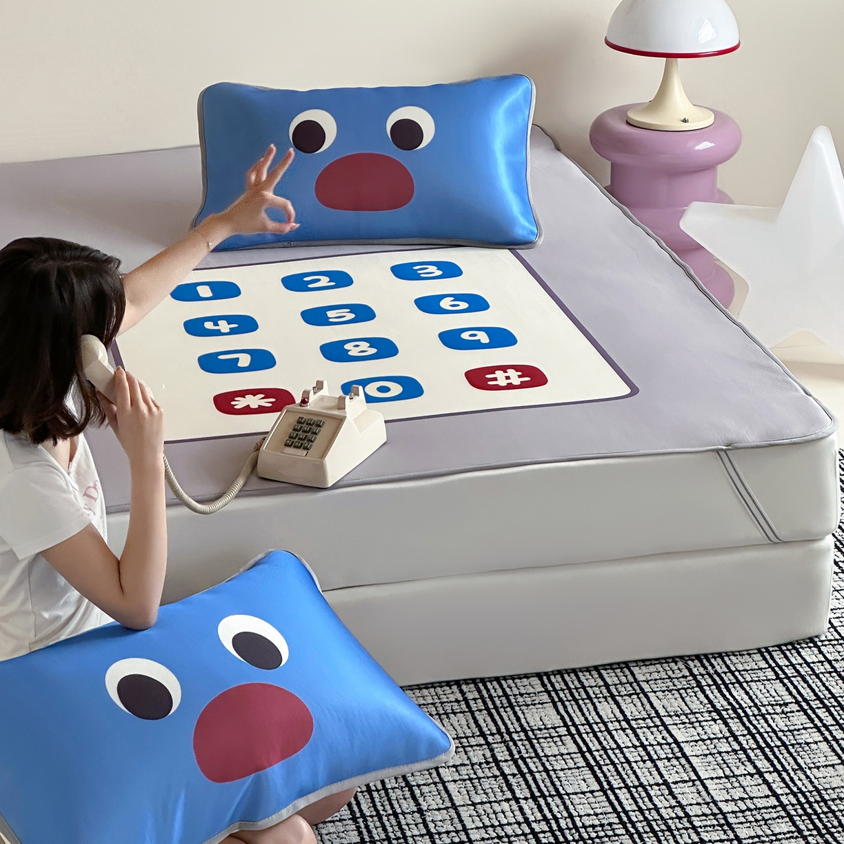 91家纺网 家纺一手货源 找家纺 桃子家居 2026新款A类ins博主卡通数码印花高级品质撞色中分子1200D冰感丝凉感席冰丝三件套平铺床笠系列 冰感席混搭-趣味电话