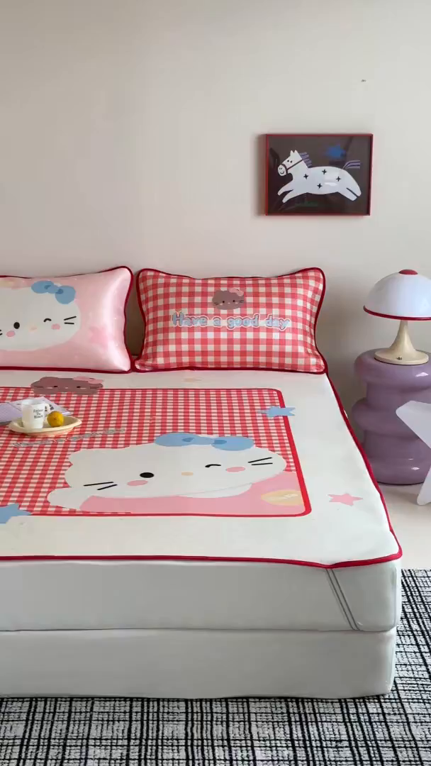91家纺网 家纺一手货源 找家纺 桃子家居 2026新款A类ins博主卡通数码印花高级品质撞色中分子1200D冰感丝凉感席冰丝三件套平铺床笠系列 冰感席混搭-红格甜美猫