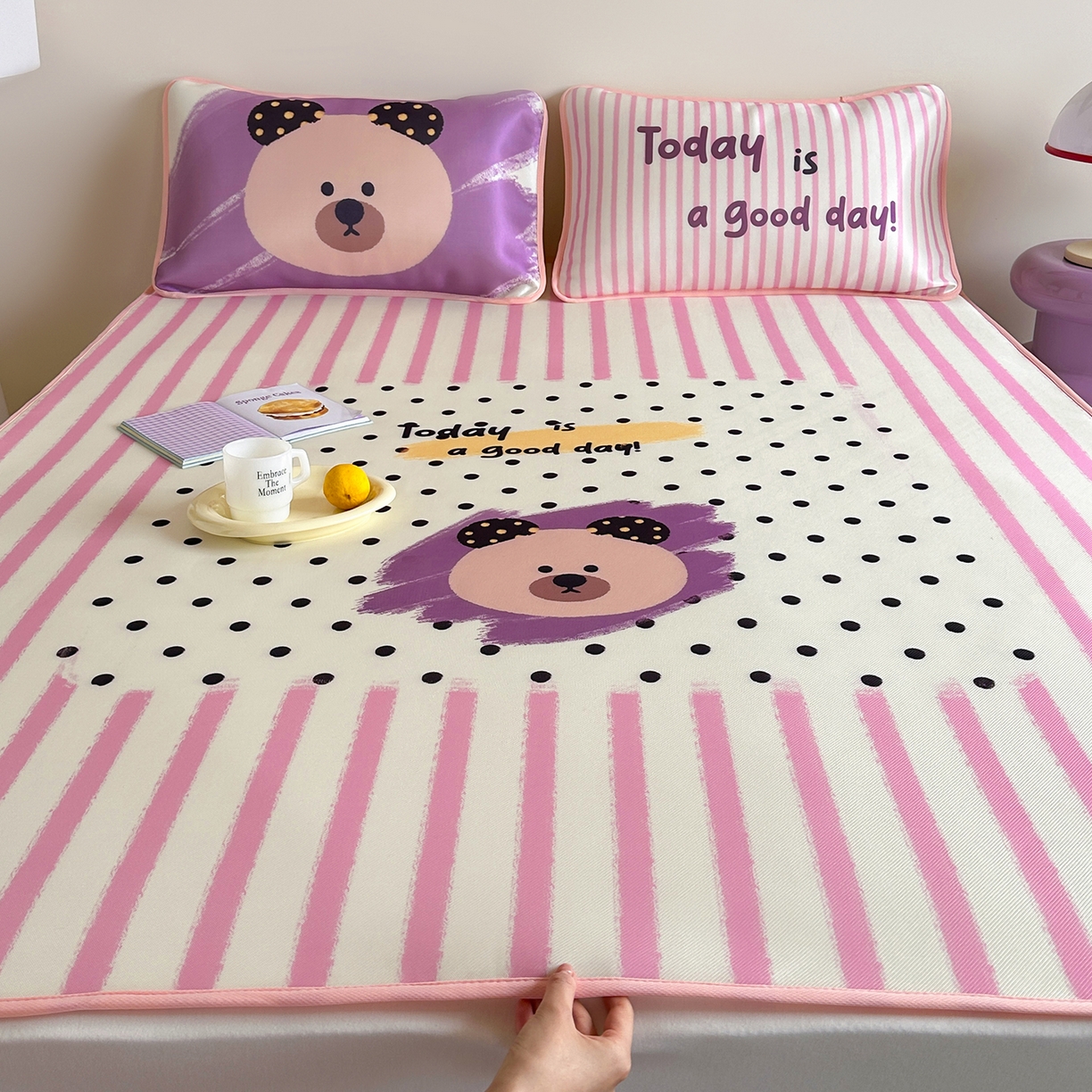 91家纺网 家纺一手货源 找家纺 桃子家居 2026新款A类ins博主卡通数码印花高级品质撞色中分子1200D冰感丝凉感席冰丝三件套平铺床笠系列 冰感席混搭-元气小熊