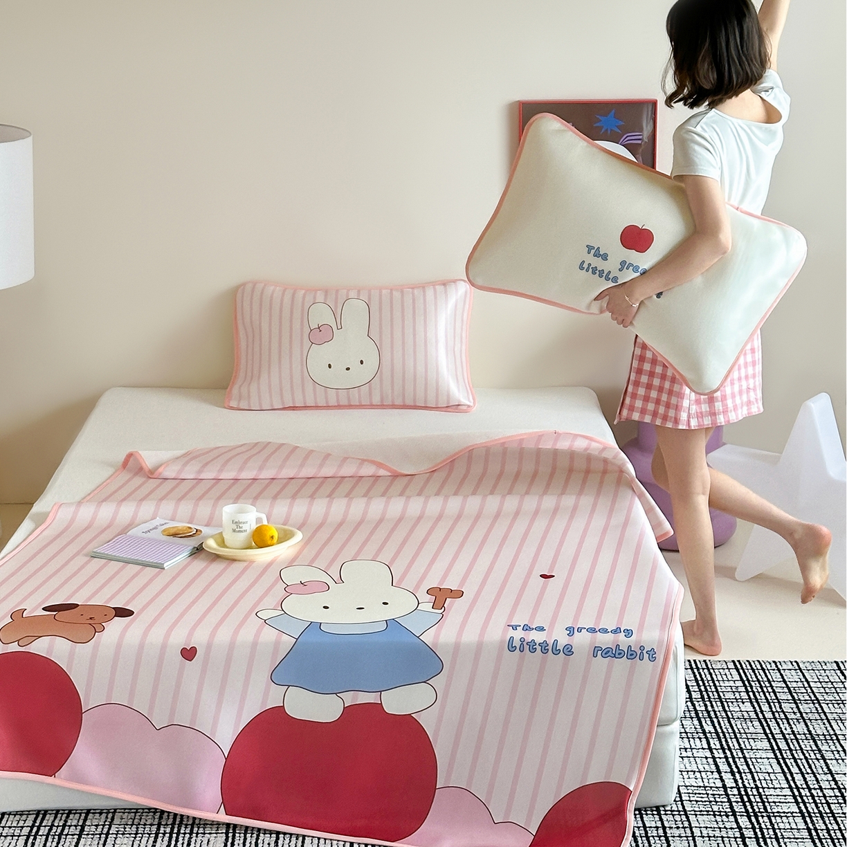 91家纺网 家纺一手货源 找家纺 桃子家居 2026新款A类ins博主卡通数码印花高级品质撞色中分子1200D冰感丝凉感席冰丝三件套平铺床笠系列 冰感席混搭-甜美兔