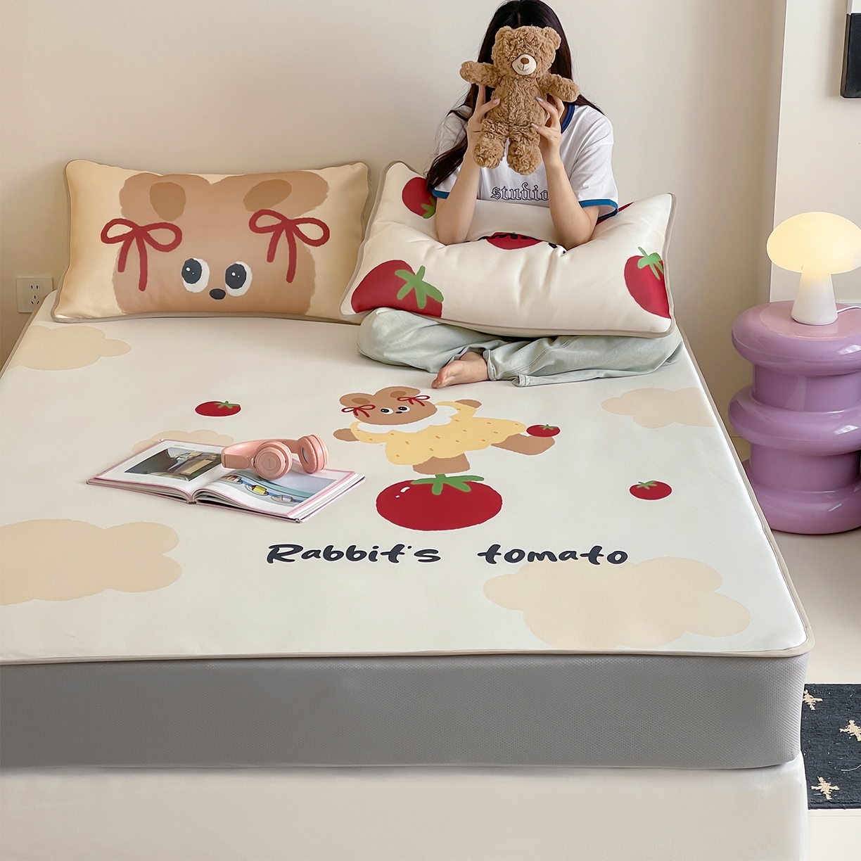 91家纺网 家纺一手货源 找家纺 桃子家居 2026新款A类ins博主卡通数码印花高级品质撞色中分子1200D冰感丝凉感席冰丝三件套平铺床笠系列 冰感席混搭-番茄兔