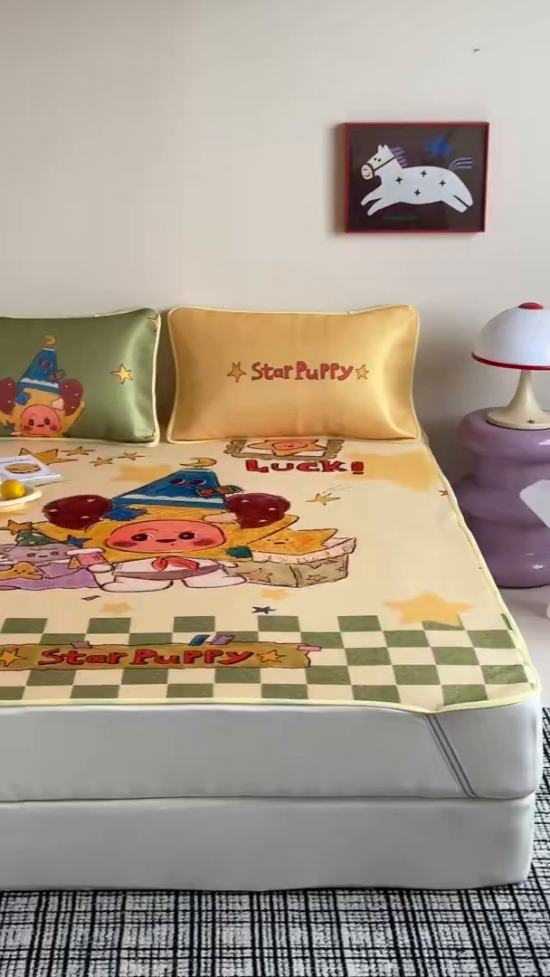 91家纺网 家纺一手货源 找家纺 桃子家居 2026新款A类ins博主卡通数码印花高级品质撞色中分子1200D冰感丝凉感席冰丝三件套平铺床笠系列 冰感席混搭-魔法世界