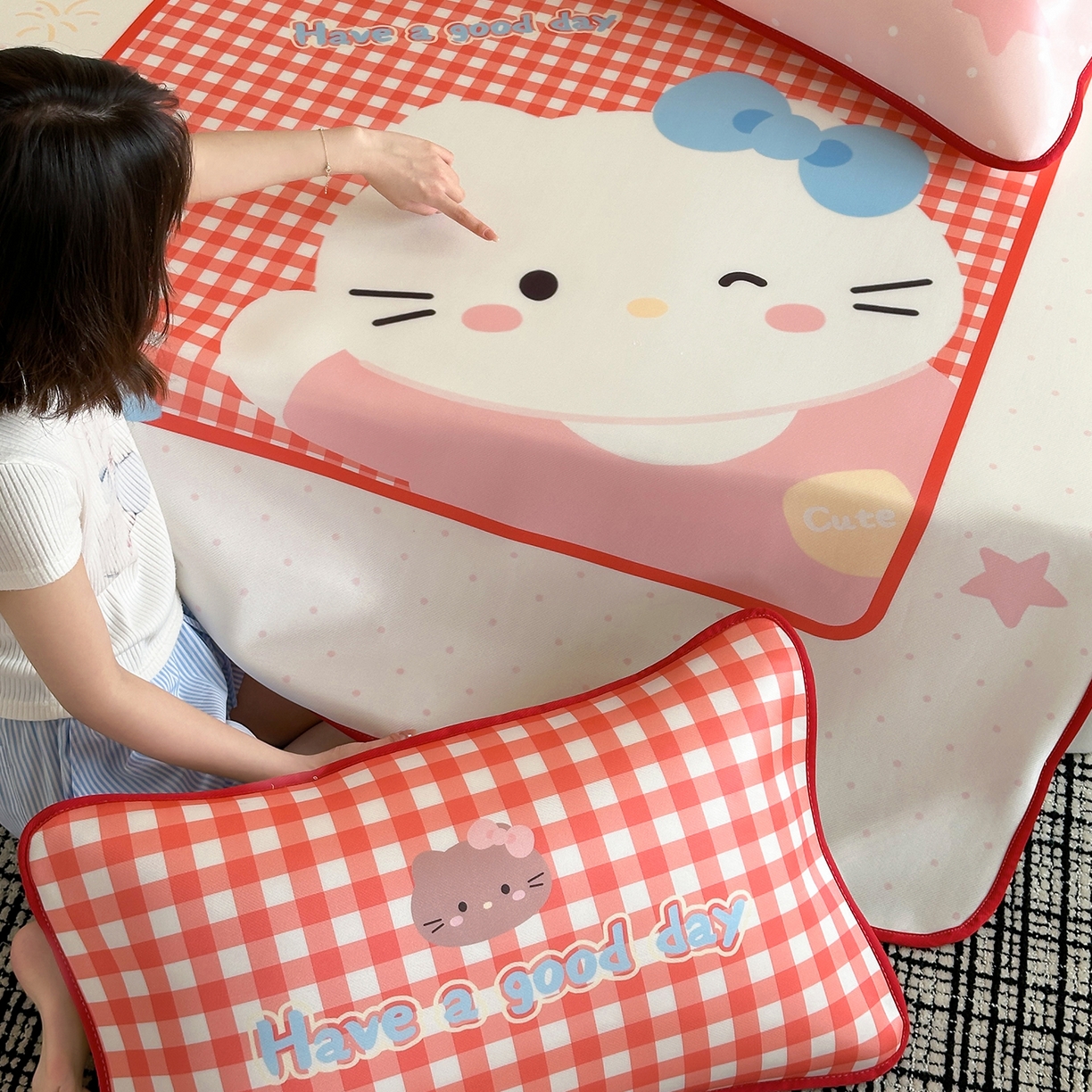 91家纺网 家纺一手货源 找家纺 桃子家居 2026新款A类ins博主卡通数码印花高级品质撞色中分子1200D冰感丝凉感席冰丝三件套平铺床笠系列 冰感席混搭-红格甜美猫