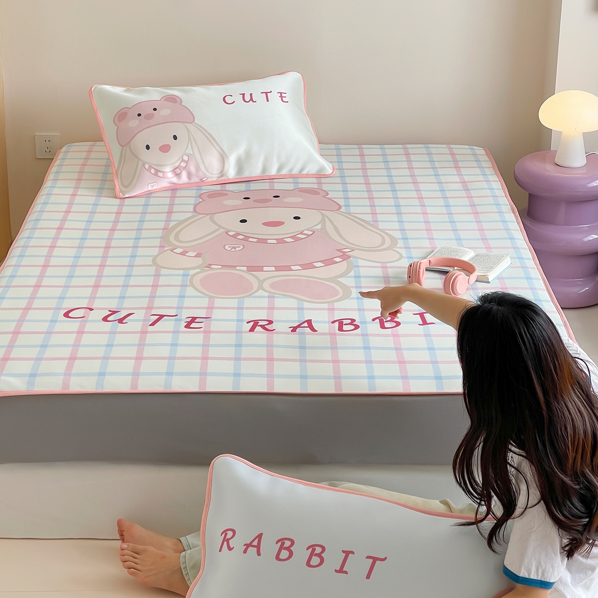 91家纺网 家纺一手货源 找家纺 桃子家居 2026新款A类ins博主卡通数码印花高级品质撞色中分子1200D冰感丝凉感席冰丝三件套平铺床笠系列 冰感席混搭-可爱邦尼兔