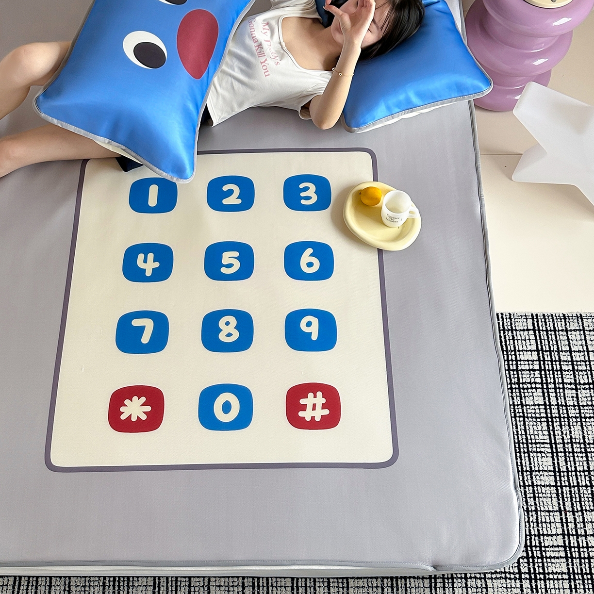 91家纺网 家纺一手货源 找家纺 桃子家居 2026新款A类ins博主卡通数码印花高级品质撞色中分子1200D冰感丝凉感席冰丝三件套平铺床笠系列 冰感席混搭-趣味电话