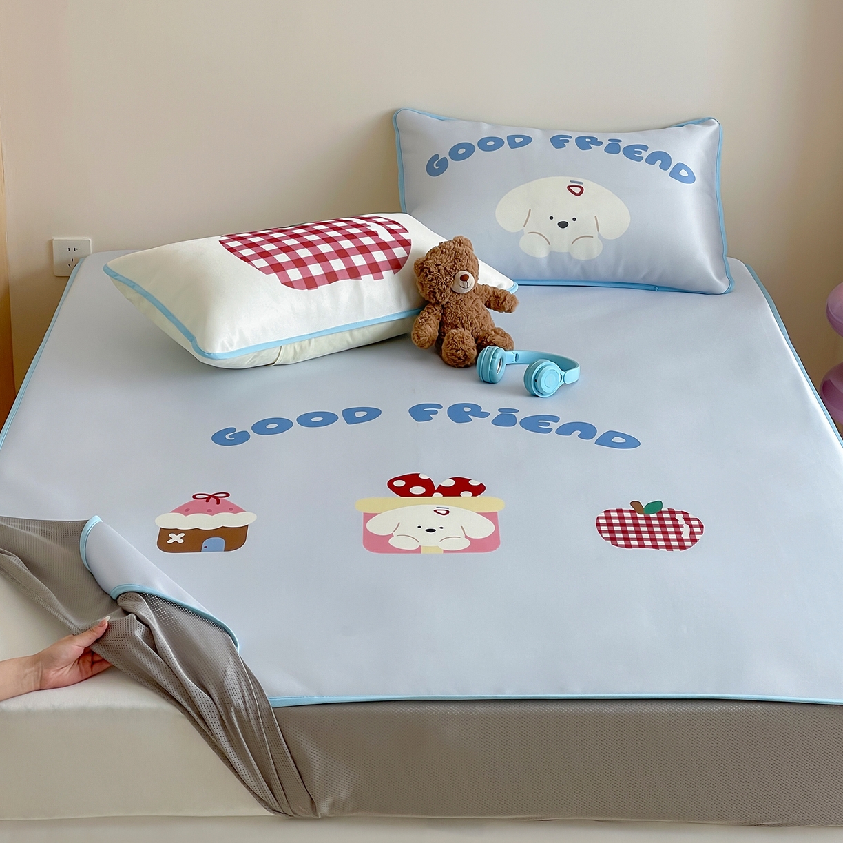 91家纺网 家纺一手货源 找家纺 桃子家居 2026新款A类ins博主卡通数码印花高级品质撞色中分子1200D冰感丝凉感席冰丝三件套平铺床笠系列 冰感席混搭-奶油苹果