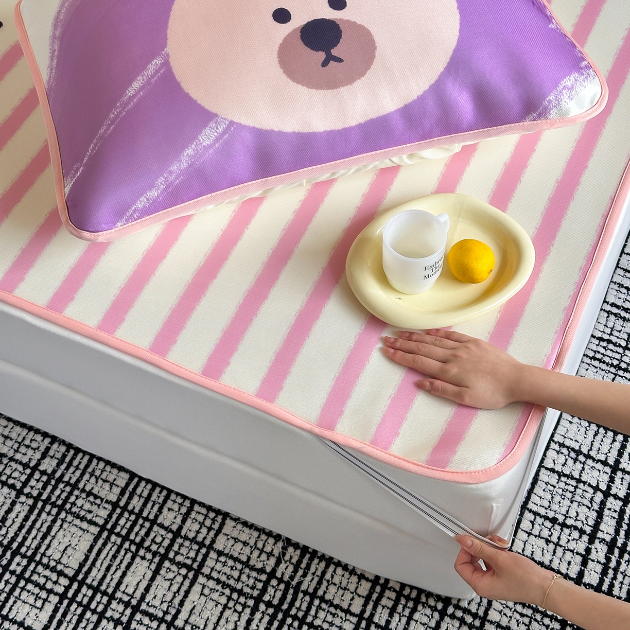 91家纺网 家纺一手货源 找家纺 桃子家居 2026新款A类ins博主卡通数码印花高级品质撞色中分子1200D冰感丝凉感席冰丝三件套平铺床笠系列 冰感席混搭-元气小熊