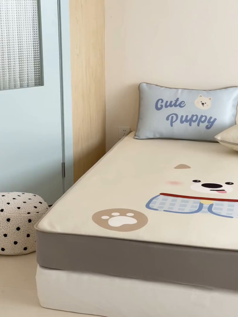 91家纺网 家纺一手货源 找家纺 桃子家居 2026新款A类ins博主卡通数码印花高级品质撞色中分子1200D冰感丝凉感席冰丝三件套平铺床笠系列 冰感席混搭-西高地