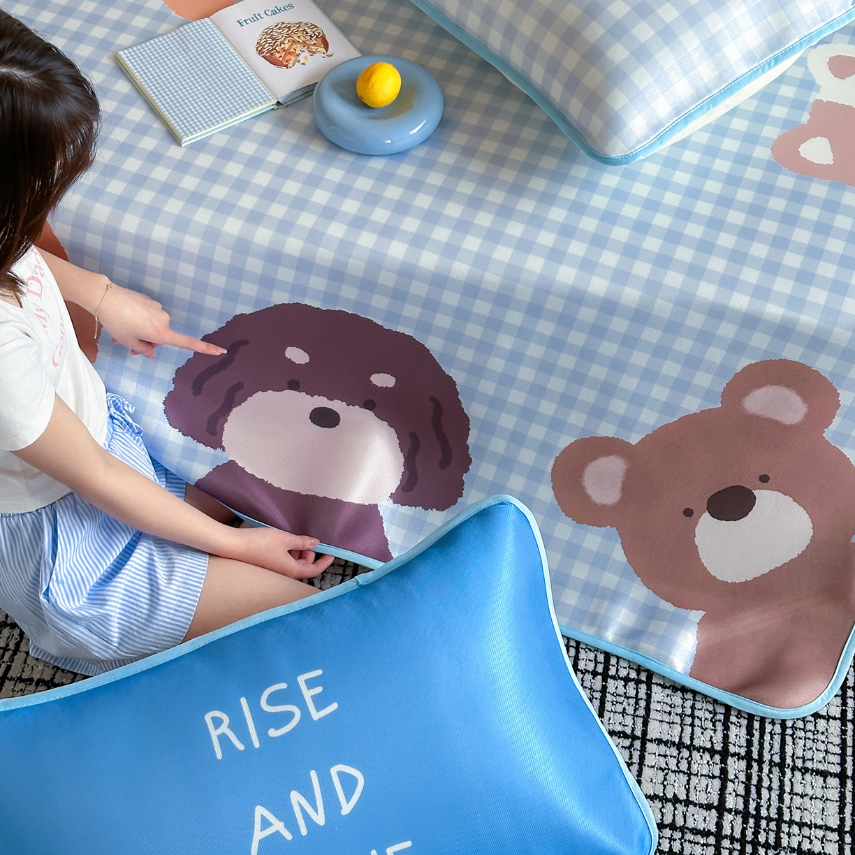 91家纺网 家纺一手货源 找家纺 桃子家居 2026新款A类ins博主卡通数码印花高级品质撞色中分子1200D冰感丝凉感席冰丝三件套平铺床笠系列 冰感席混搭-夏日派对