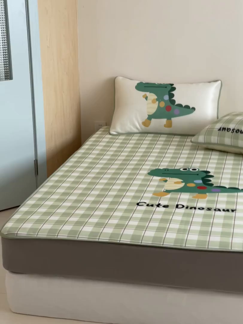 91家纺网 家纺一手货源 找家纺 桃子家居 2026新款A类ins博主卡通数码印花高级品质撞色中分子1200D冰感丝凉感席冰丝三件套平铺床笠系列 冰感席混搭-可爱恐龙