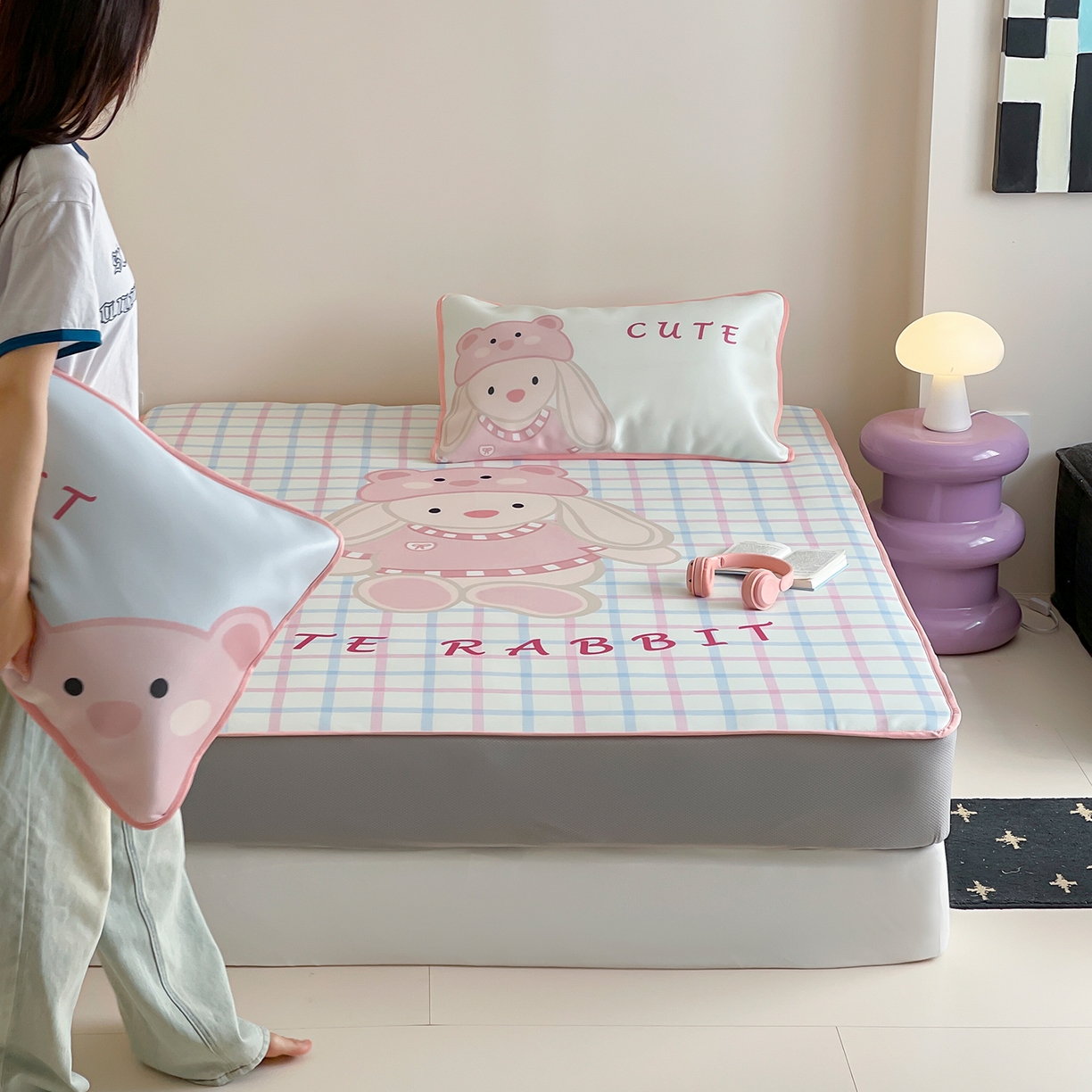 91家纺网 家纺一手货源 找家纺 桃子家居 2026新款A类ins博主卡通数码印花高级品质撞色中分子1200D冰感丝凉感席冰丝三件套平铺床笠系列 冰感席混搭-可爱邦尼兔