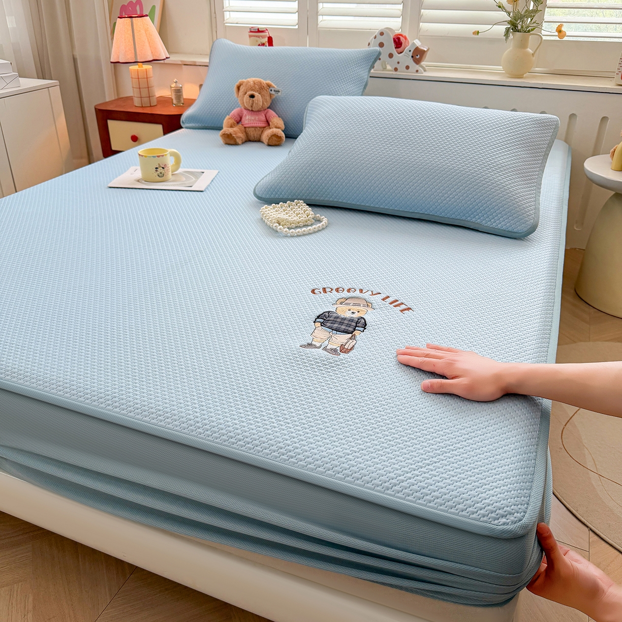 91家纺网 家纺一手货源 找家纺 （总）喜居 2026新款凉感PE小熊刺绣系列床笠款凉席