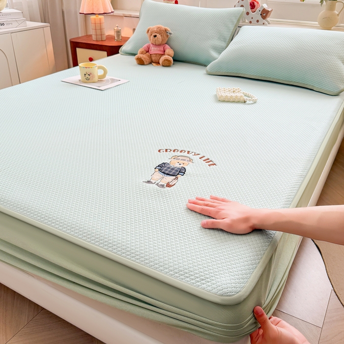 91家纺网 家纺一手货源 找家纺 （总）喜居 2026新款凉感PE小熊刺绣系列床笠款凉席