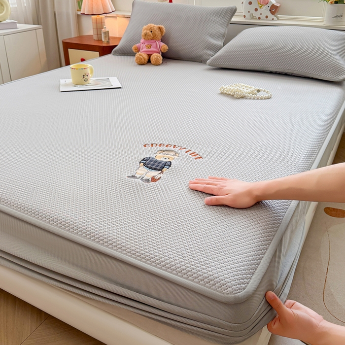 91家纺网 家纺一手货源 找家纺 （总）喜居 2026新款凉感PE小熊刺绣系列床笠款凉席