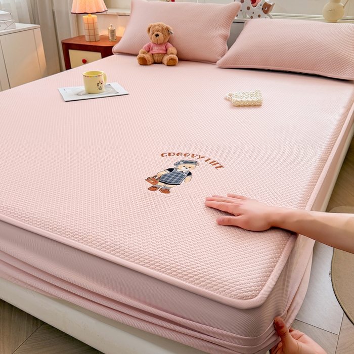 91家纺网 家纺一手货源 找家纺 （总）喜居 2026新款凉感PE小熊刺绣系列床笠款凉席