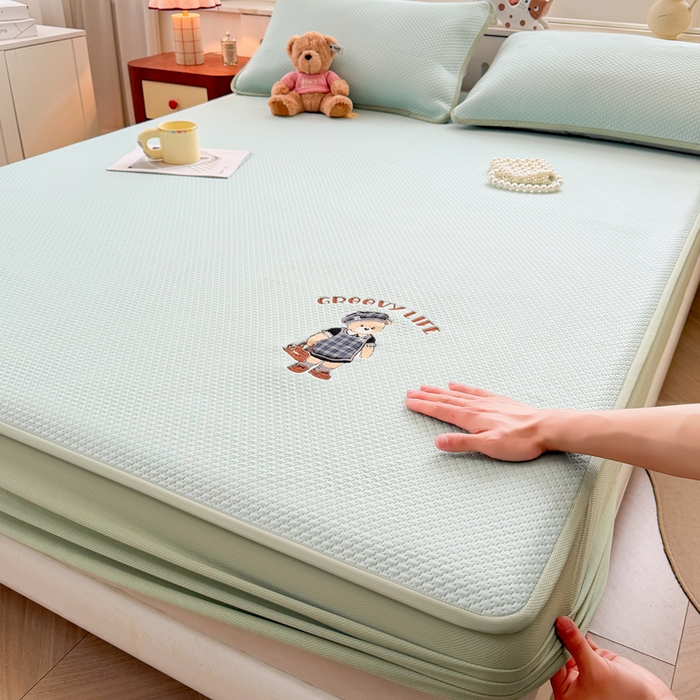 91家纺网 家纺一手货源 找家纺 （总）喜居 2026新款凉感PE小熊刺绣系列床笠款凉席