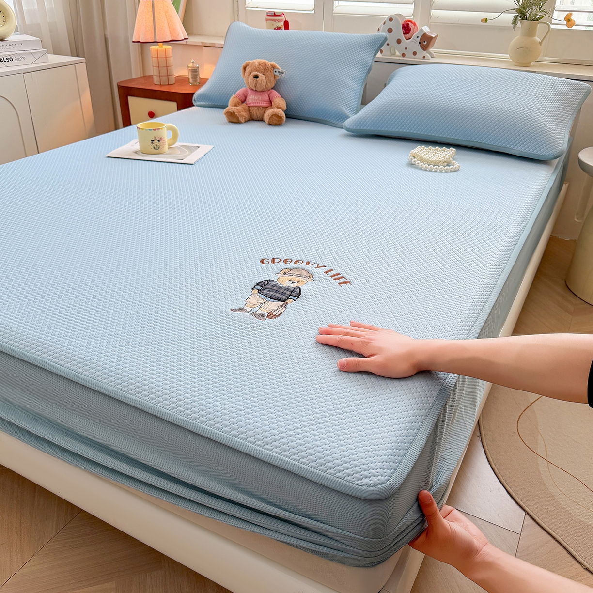 91家纺网 家纺一手货源 找家纺 喜居 2026新款凉感PE小熊刺绣系列床笠款凉席 凉感PE床笠-Mr. Bear-蓝