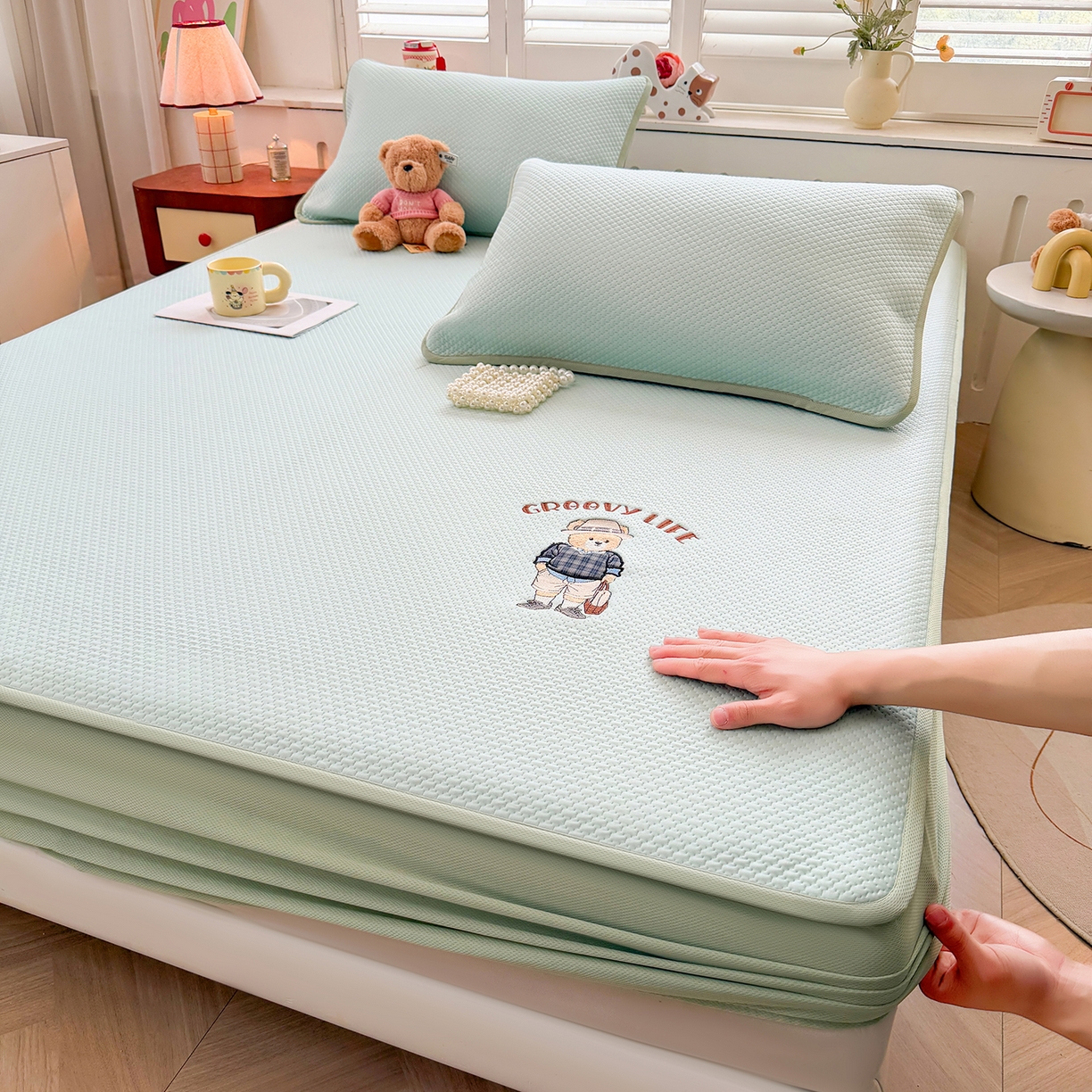 91家纺网 家纺一手货源 找家纺 喜居 2026新款凉感PE小熊刺绣系列床笠款凉席 凉感PE床笠-Mr. Bear-绿