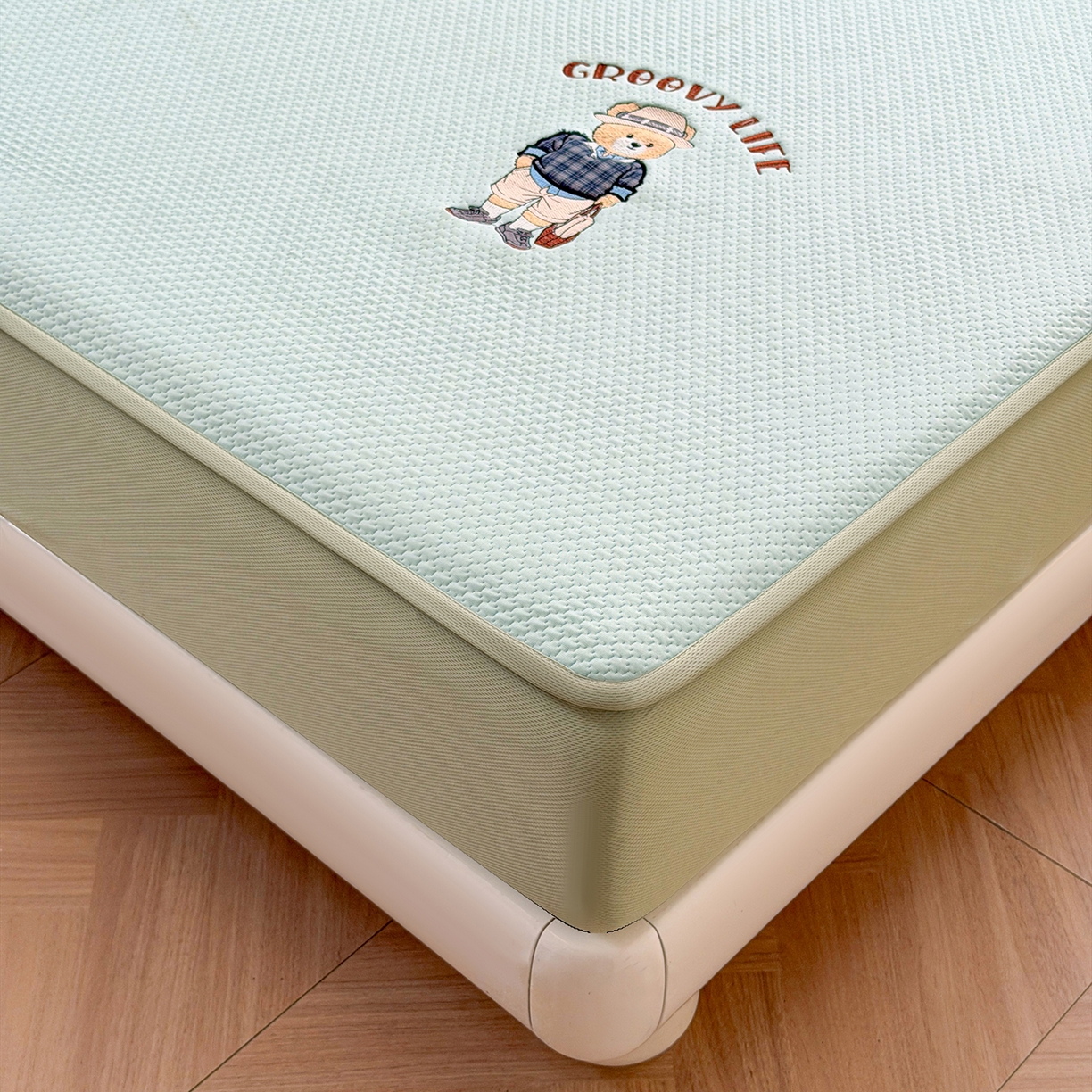 91家纺网 家纺一手货源 找家纺 喜居 2026新款凉感PE小熊刺绣系列床笠款凉席 凉感PE床笠-Mr. Bear-绿