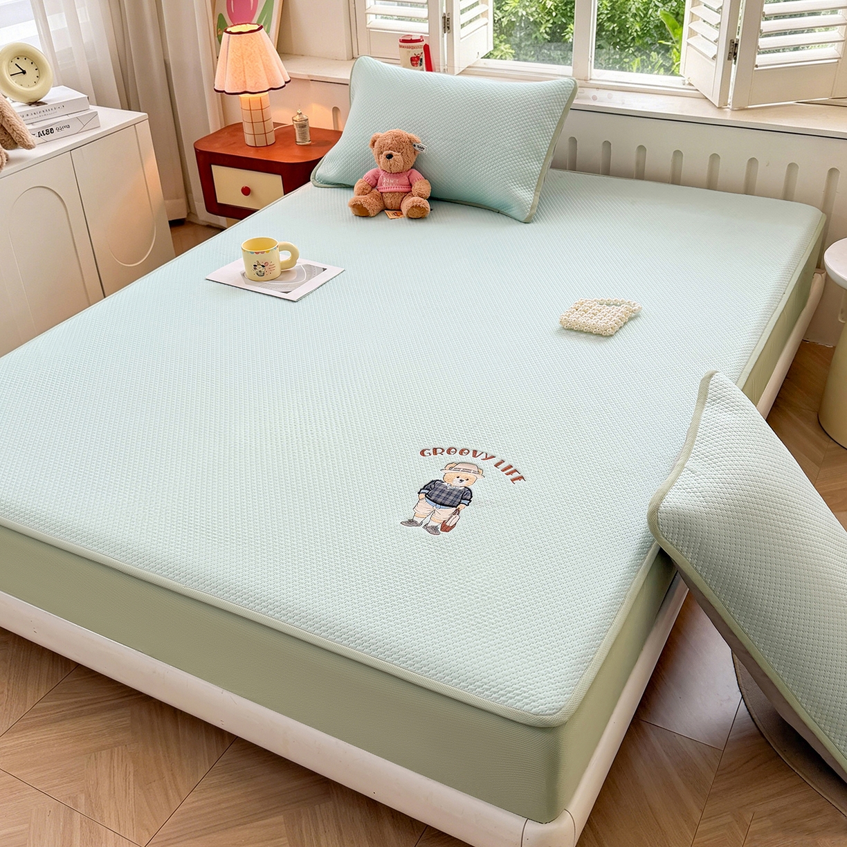 91家纺网 家纺一手货源 找家纺 喜居 2026新款凉感PE小熊刺绣系列床笠款凉席 凉感PE床笠-Mr. Bear-绿