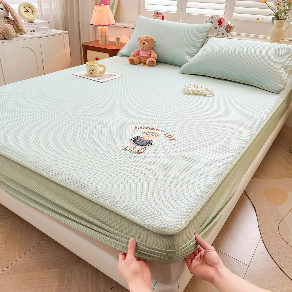 91家纺网 家纺一手货源 找家纺 喜居 2026新款凉感PE小熊刺绣系列床笠款凉席 凉感PE床笠-Mr. Bear-绿