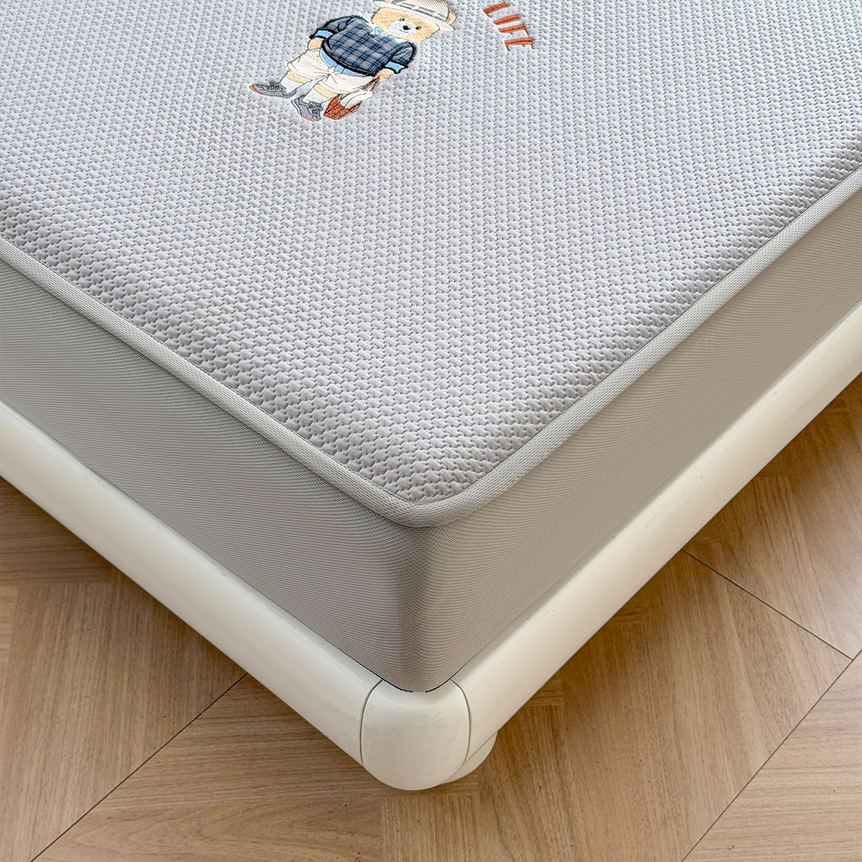 91家纺网 家纺一手货源 找家纺 喜居 2026新款凉感PE小熊刺绣系列床笠款凉席 凉感PE床笠-Mr. Bear-灰