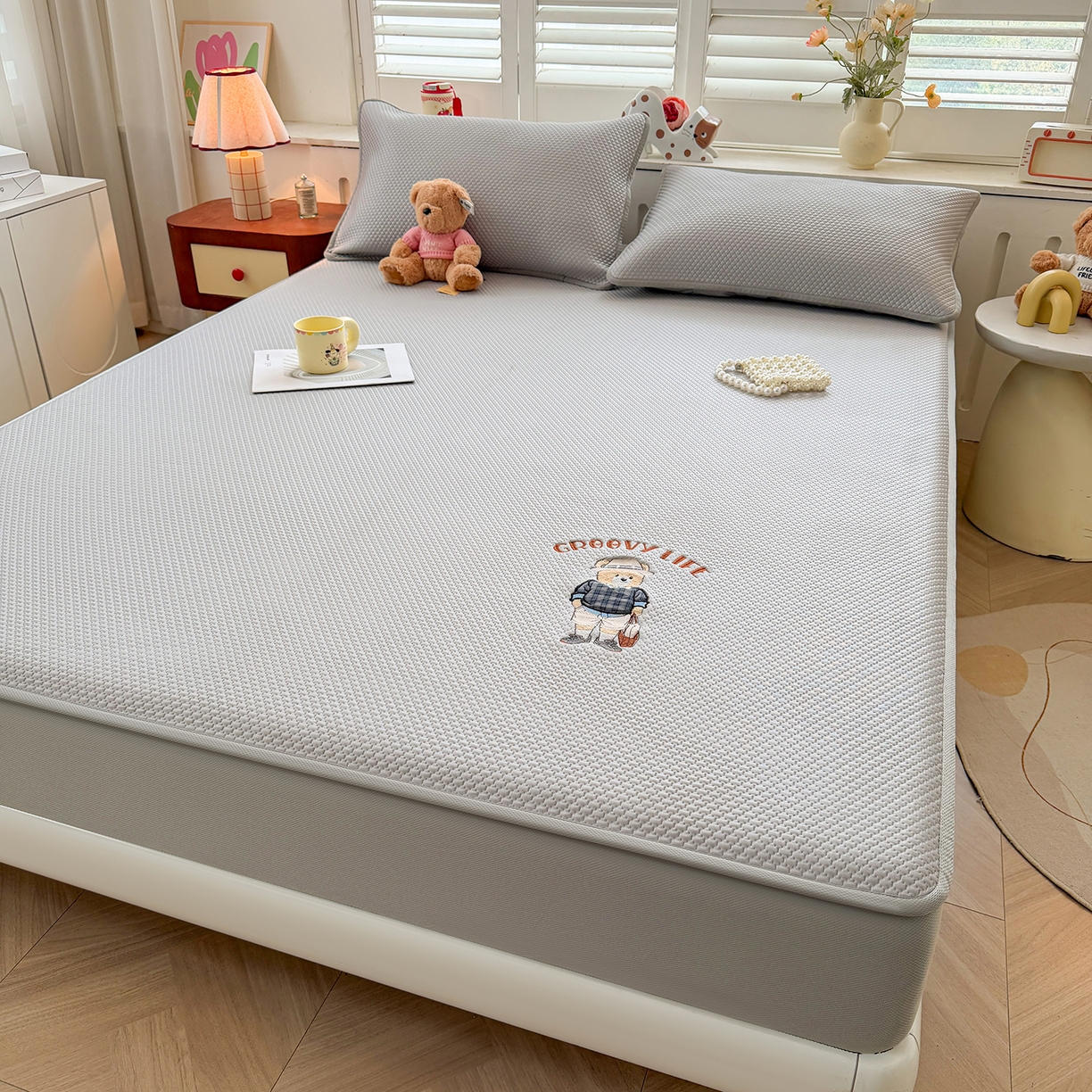 91家纺网 家纺一手货源 找家纺 喜居 2026新款凉感PE小熊刺绣系列床笠款凉席 凉感PE床笠-Mr. Bear-灰