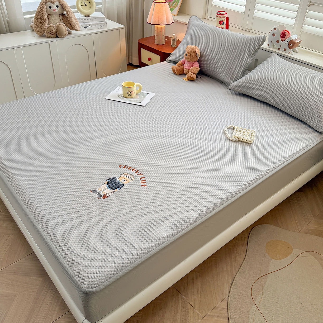 91家纺网 家纺一手货源 找家纺 喜居 2026新款凉感PE小熊刺绣系列床笠款凉席 凉感PE床笠-Mr. Bear-灰