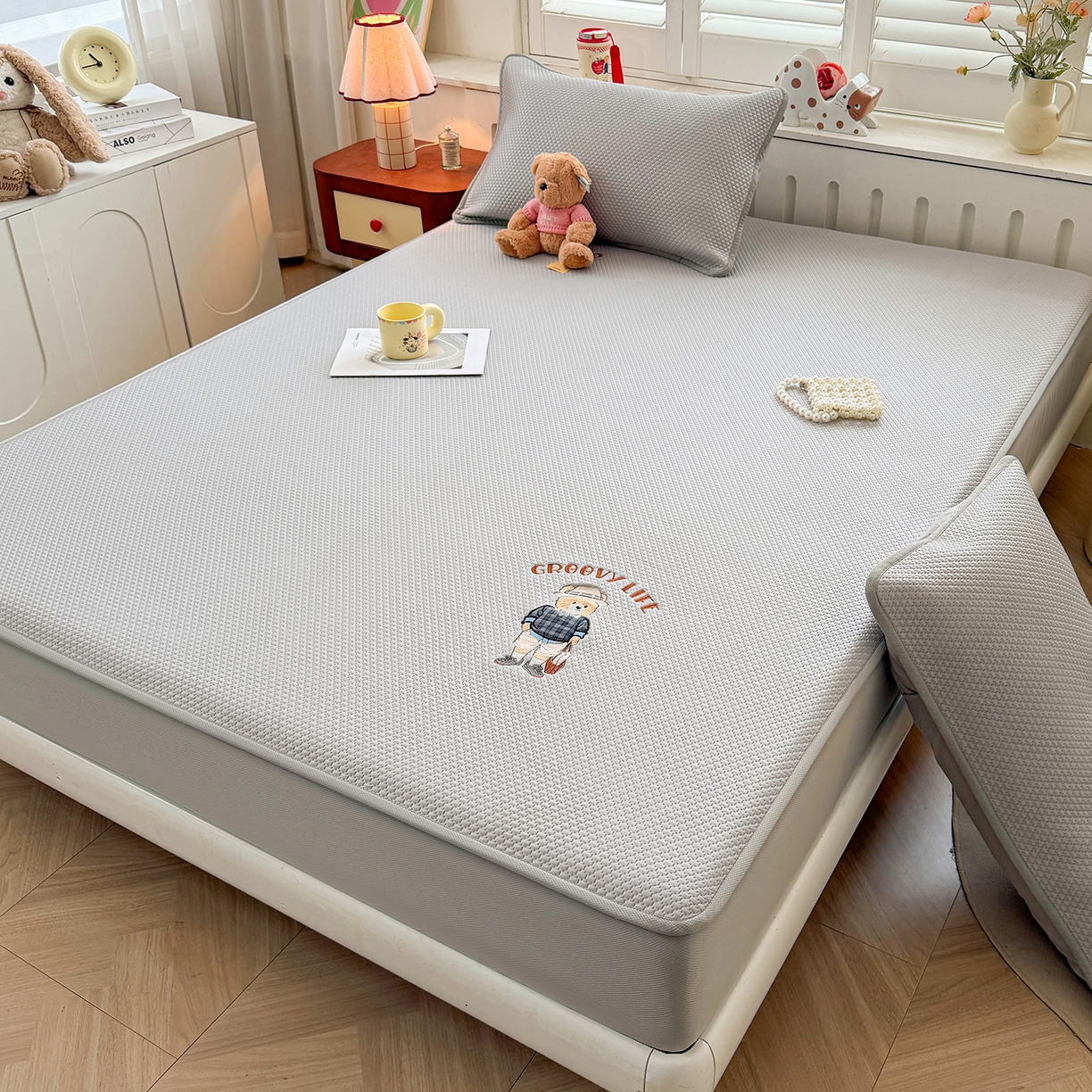 91家纺网 家纺一手货源 找家纺 喜居 2026新款凉感PE小熊刺绣系列床笠款凉席 凉感PE床笠-Mr. Bear-灰