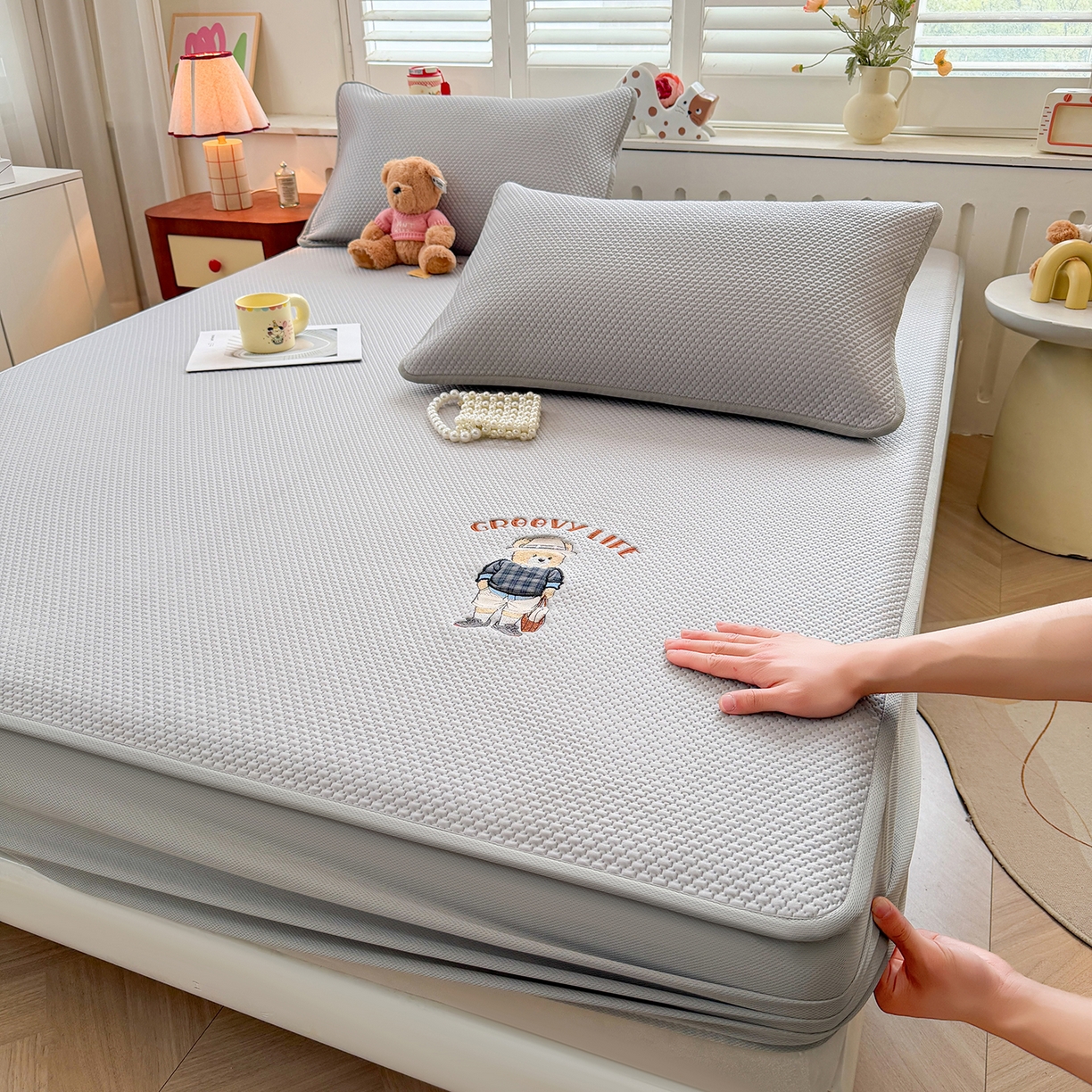 91家纺网 家纺一手货源 找家纺 喜居 2026新款凉感PE小熊刺绣系列床笠款凉席 凉感PE床笠-Mr. Bear-灰