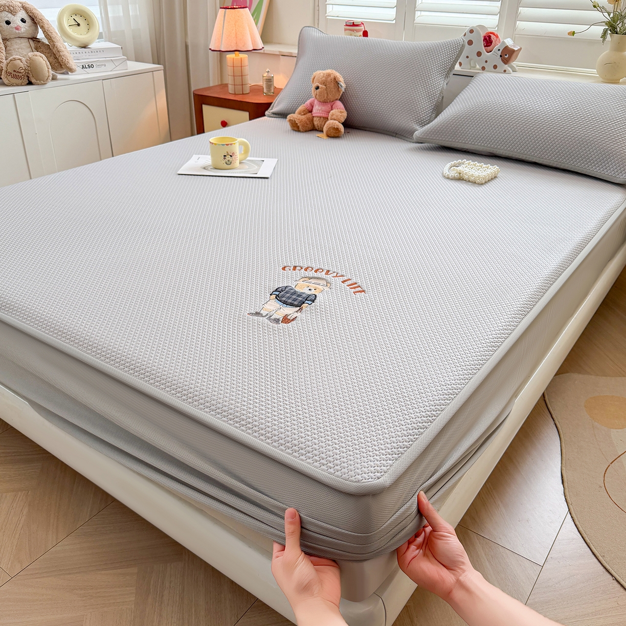 91家纺网 家纺一手货源 找家纺 喜居 2026新款凉感PE小熊刺绣系列床笠款凉席 凉感PE床笠-Mr. Bear-灰