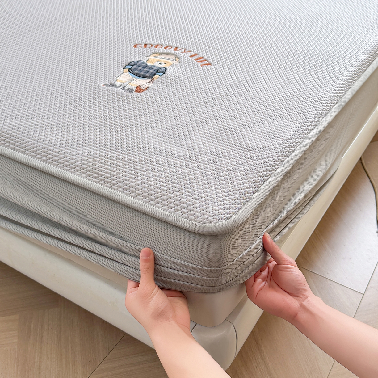 91家纺网 家纺一手货源 找家纺 喜居 2026新款凉感PE小熊刺绣系列床笠款凉席 凉感PE床笠-Mr. Bear-灰