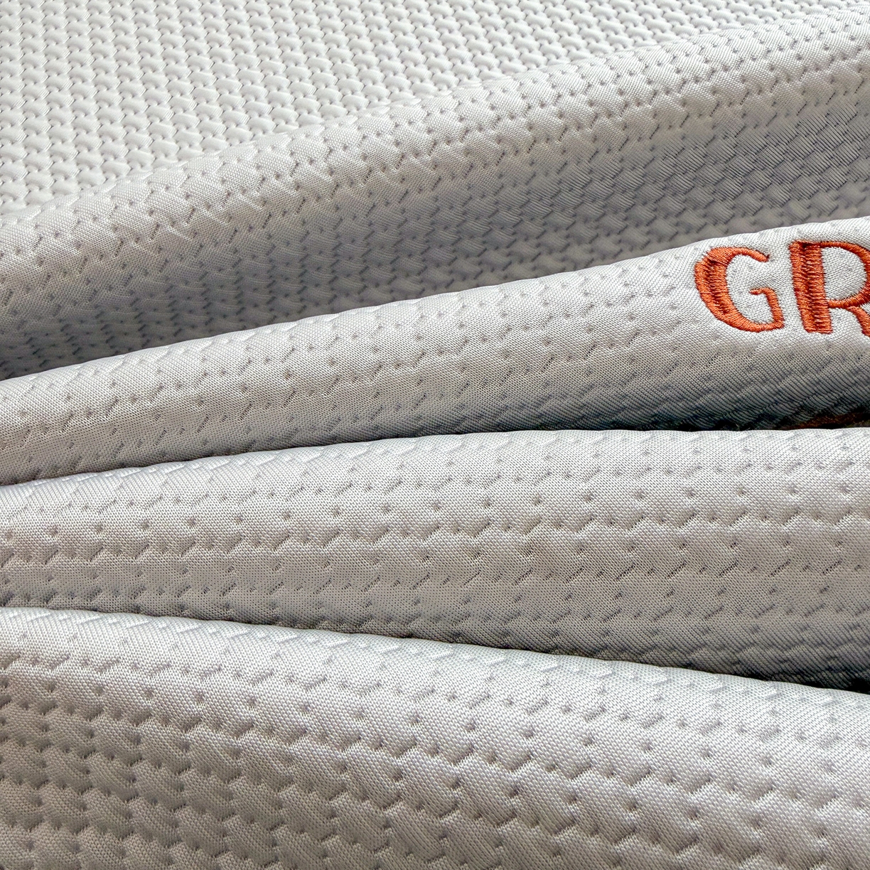 91家纺网 家纺一手货源 找家纺 喜居 2026新款凉感PE小熊刺绣系列床笠款凉席 凉感PE床笠-Mr. Bear-灰