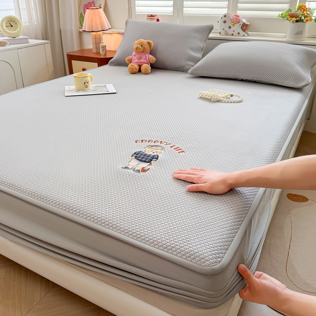 91家纺网 家纺一手货源 找家纺 喜居 2026新款凉感PE小熊刺绣系列床笠款凉席 凉感PE床笠-Mr. Bear-灰
