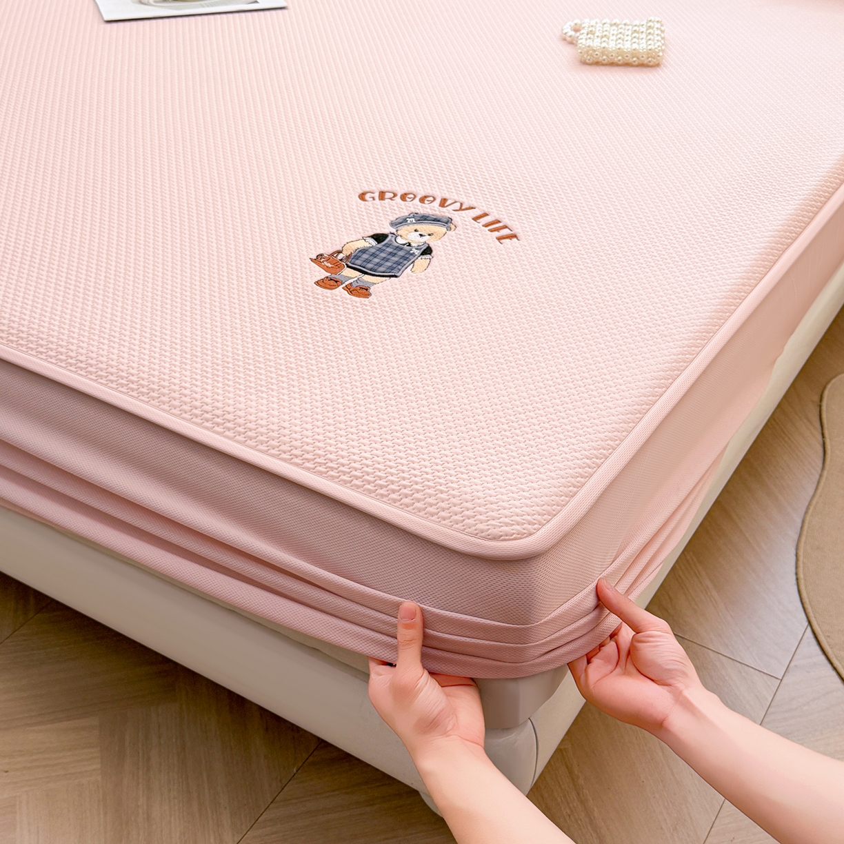 91家纺网 家纺一手货源 找家纺 喜居 2026新款凉感PE小熊刺绣系列床笠款凉席 凉感PE床笠-Miss Bear-粉