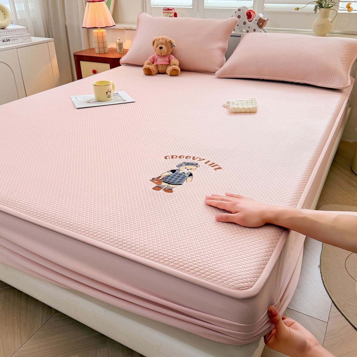 91家纺网 家纺一手货源 找家纺 喜居 2026新款凉感PE小熊刺绣系列床笠款凉席 凉感PE床笠-Miss Bear-粉