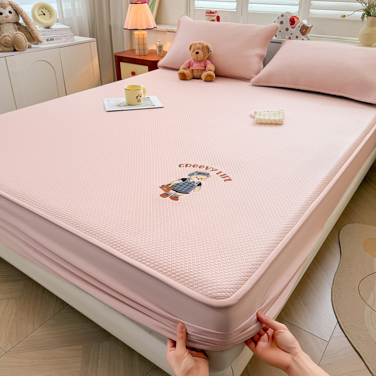 91家纺网 家纺一手货源 找家纺 喜居 2026新款凉感PE小熊刺绣系列床笠款凉席 凉感PE床笠-Miss Bear-粉