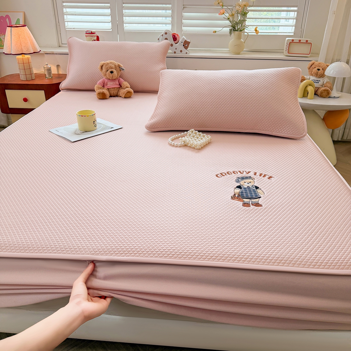 91家纺网 家纺一手货源 找家纺 喜居 2026新款凉感PE小熊刺绣系列床笠款凉席 凉感PE床笠-Miss Bear-粉