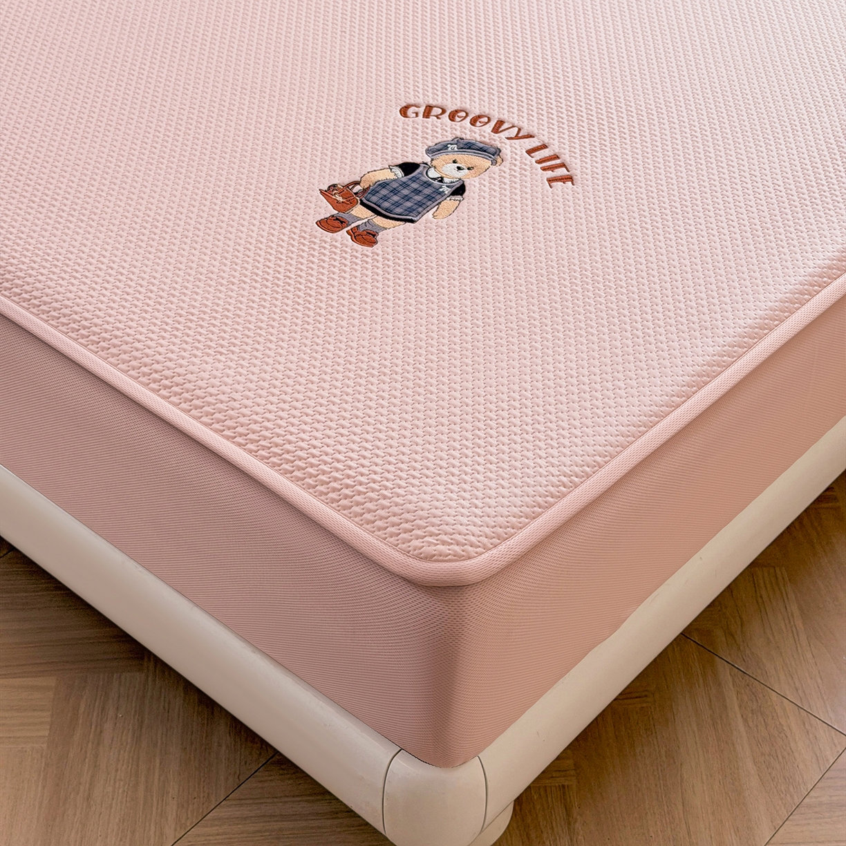 91家纺网 家纺一手货源 找家纺 喜居 2026新款凉感PE小熊刺绣系列床笠款凉席 凉感PE床笠-Miss Bear-粉