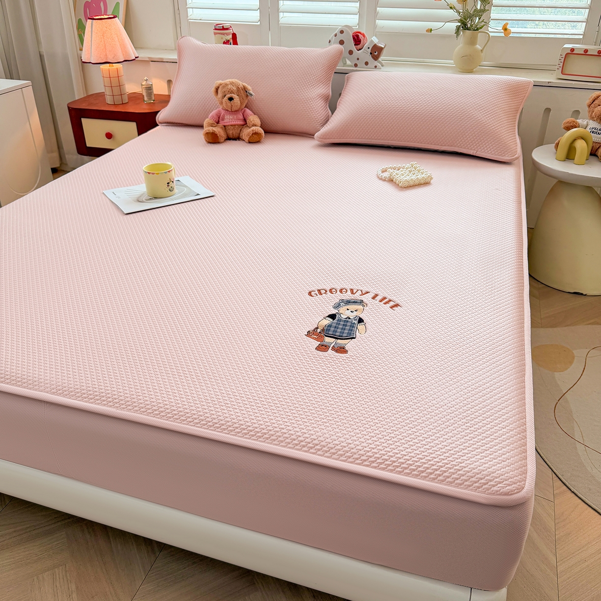 91家纺网 家纺一手货源 找家纺 喜居 2026新款凉感PE小熊刺绣系列床笠款凉席 凉感PE床笠-Miss Bear-粉