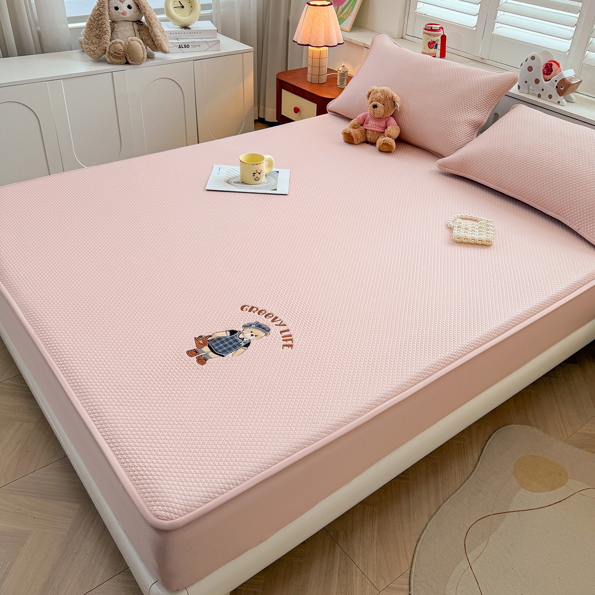 91家纺网 家纺一手货源 找家纺 喜居 2026新款凉感PE小熊刺绣系列床笠款凉席 凉感PE床笠-Miss Bear-粉