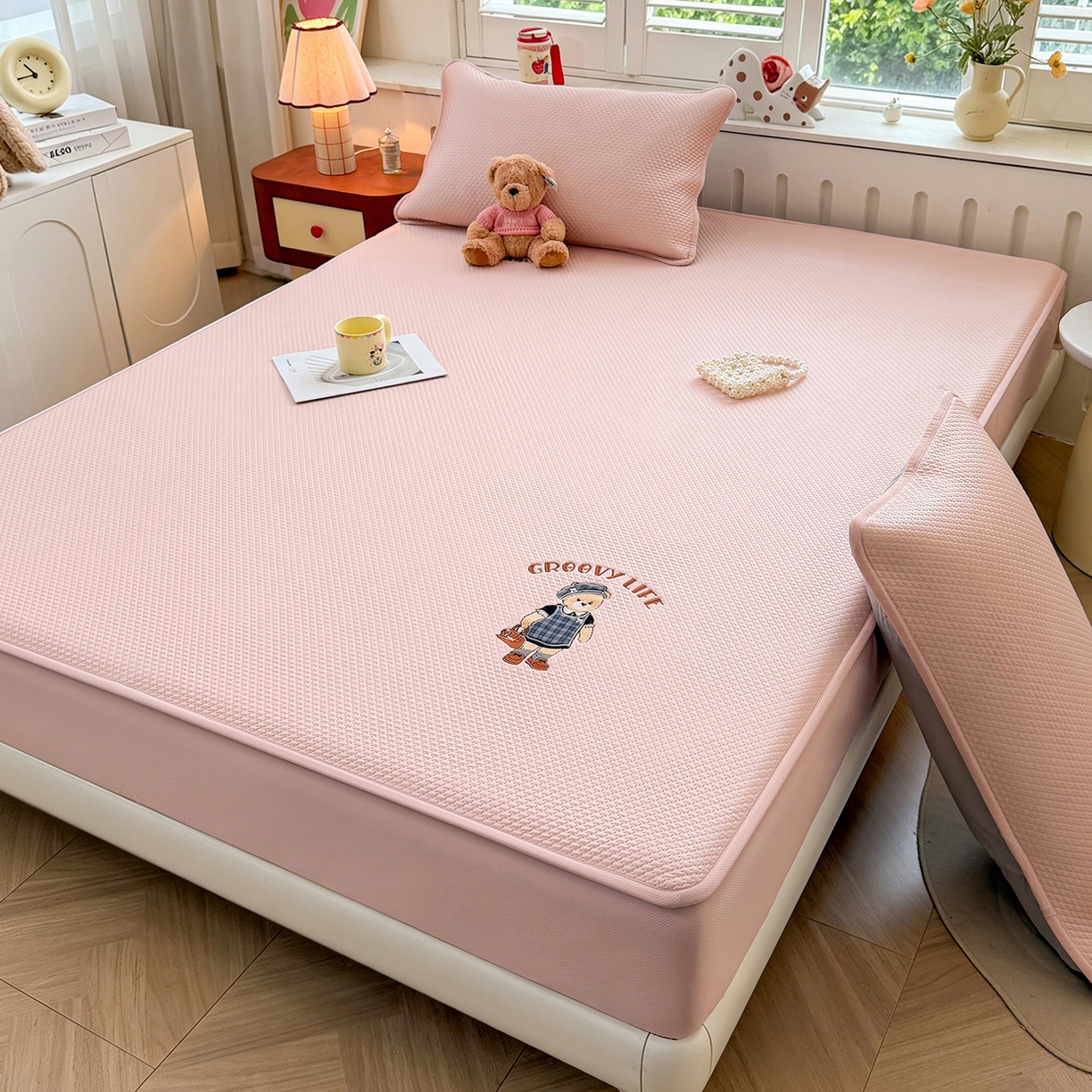 91家纺网 家纺一手货源 找家纺 喜居 2026新款凉感PE小熊刺绣系列床笠款凉席 凉感PE床笠-Miss Bear-粉