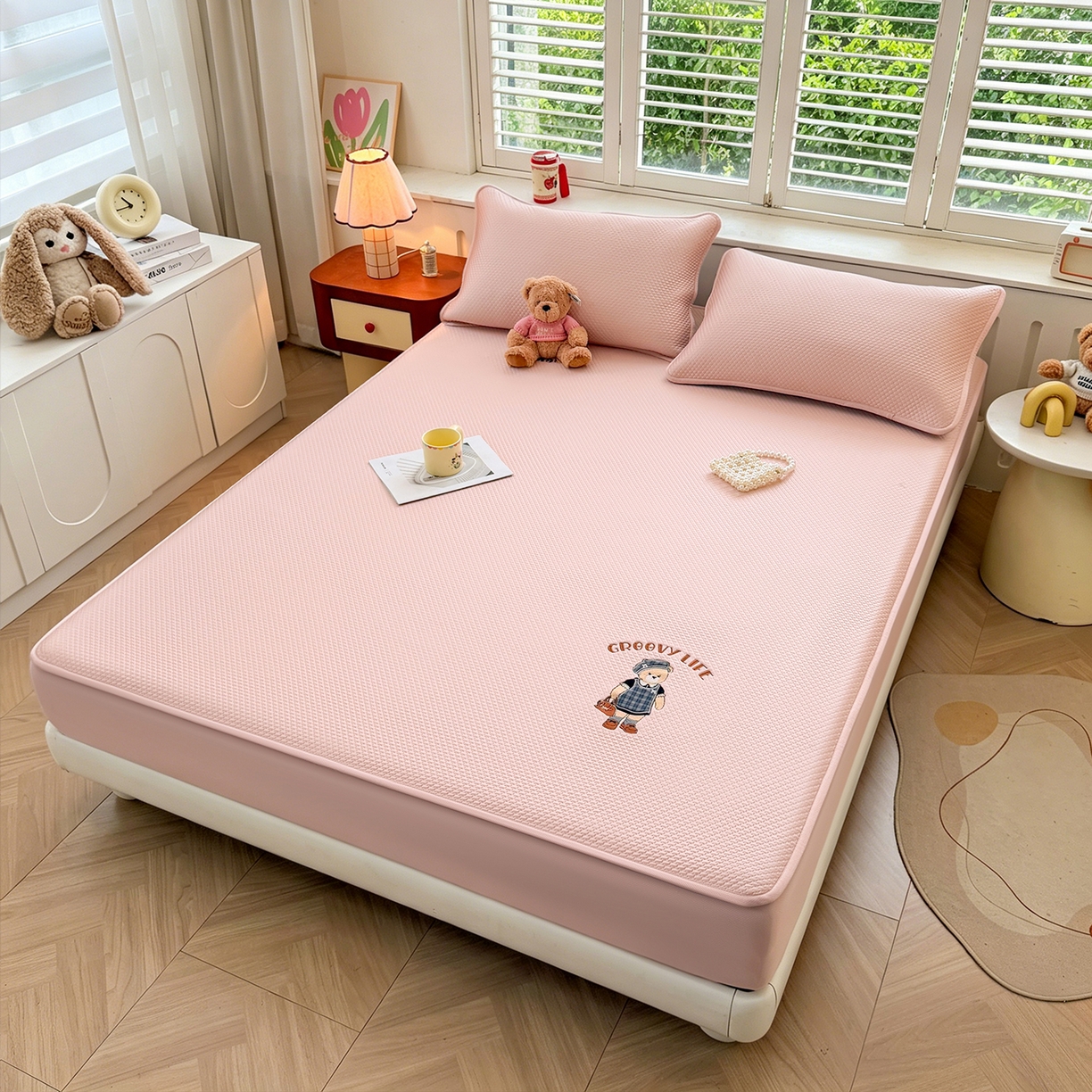 91家纺网 家纺一手货源 找家纺 喜居 2026新款凉感PE小熊刺绣系列床笠款凉席 凉感PE床笠-Miss Bear-粉