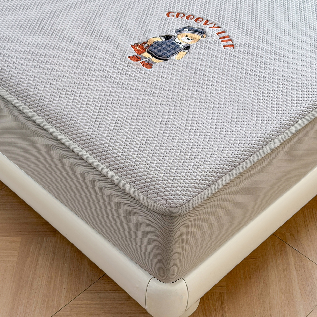 91家纺网 家纺一手货源 找家纺 喜居 2026新款凉感PE小熊刺绣系列床笠款凉席 凉感PE床笠-Miss Bear-灰