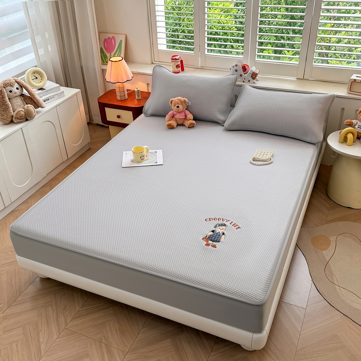 91家纺网 家纺一手货源 找家纺 喜居 2026新款凉感PE小熊刺绣系列床笠款凉席 凉感PE床笠-Miss Bear-灰