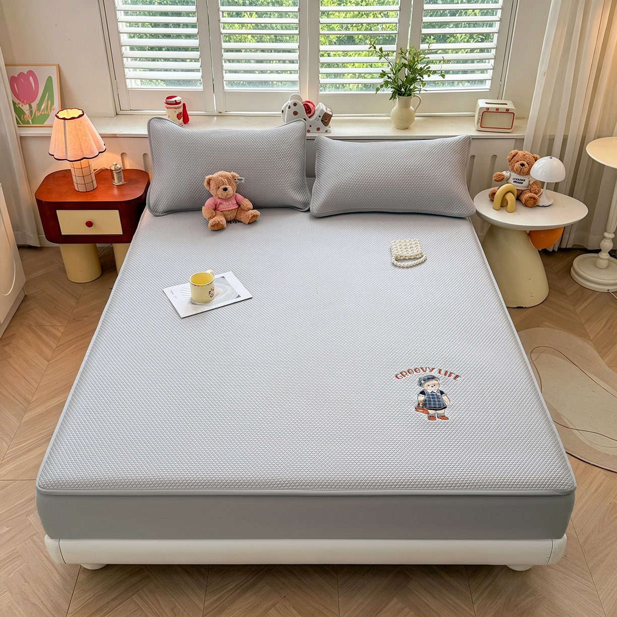 91家纺网 家纺一手货源 找家纺 喜居 2026新款凉感PE小熊刺绣系列床笠款凉席 凉感PE床笠-Miss Bear-灰