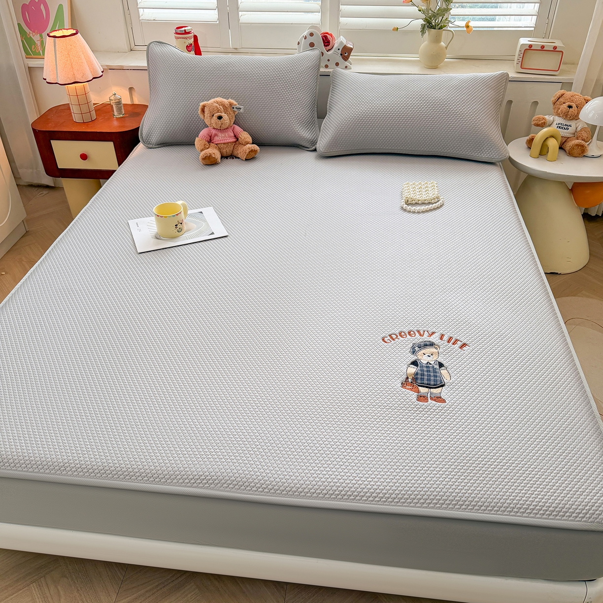 91家纺网 家纺一手货源 找家纺 喜居 2026新款凉感PE小熊刺绣系列床笠款凉席 凉感PE床笠-Miss Bear-灰