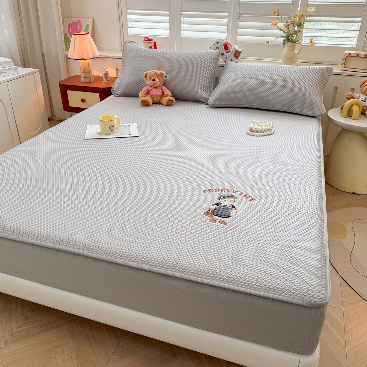 91家纺网 家纺一手货源 找家纺 喜居 2026新款凉感PE小熊刺绣系列床笠款凉席 凉感PE床笠-Miss Bear-灰